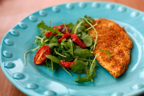 Prosta sałatka z pieczonymi pomidorkami