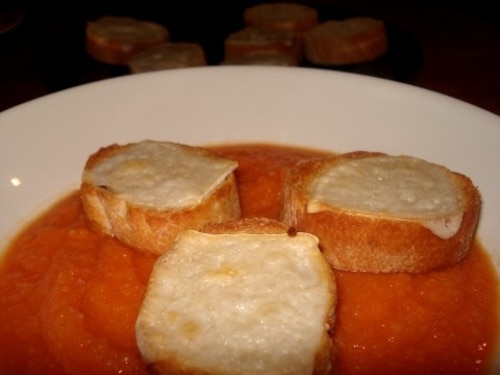 Prosta zupa z warzywna, z grzankami z serem kozim