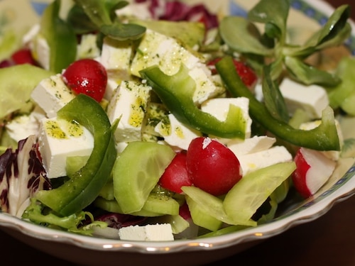 Przepis na Przedwiosenna sałatka z rzodkiewkami i fetą Przedwiosenna sałatka z rzodkiewkami i fetą