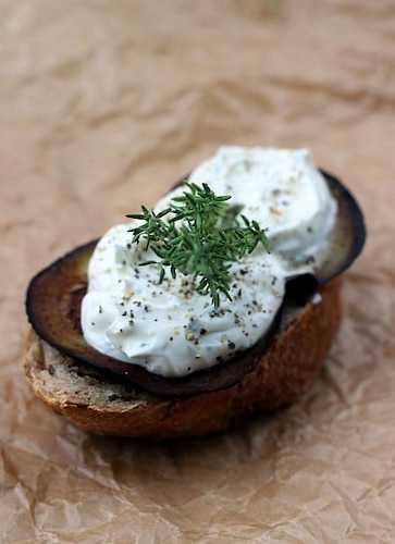 Przekąska z bakłazanem i serkiem ziołowym