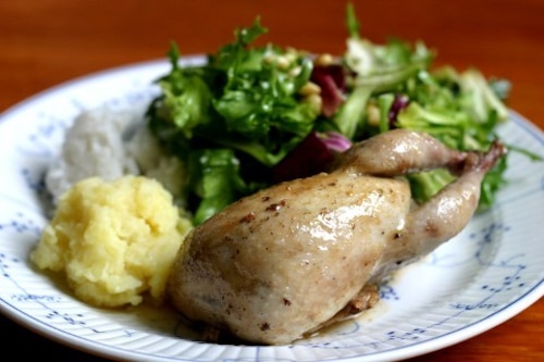 Przepiórki pieczone z szynką i szałwią