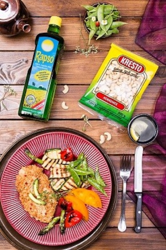 Medaliony z indyka w panierce z orzechów nerkowca i grillowanymi warzywami