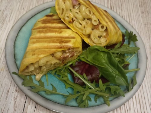 Pikantny makaron z sosem serowym w tortilli