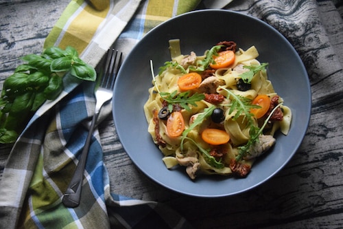 Tagliatelle z kurczakiem, pomidorami, oliwkami i rukolą