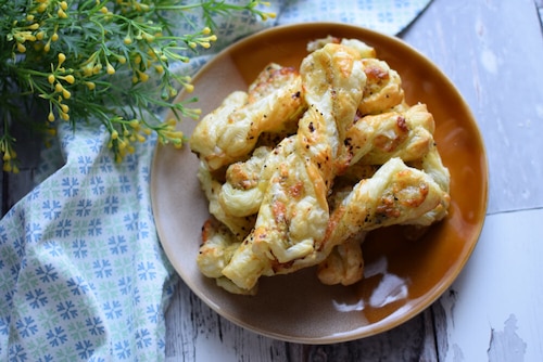 Zawijasy z ciasta francuskiego z pesto, ziołami i serem