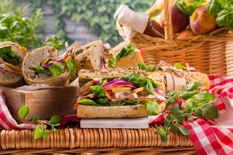 Piknikowe kanapki z brzoskwinią i sosem śliwkowym