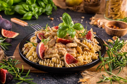 Owocowe fusilli z kurczakiem w sosie śmietanowym