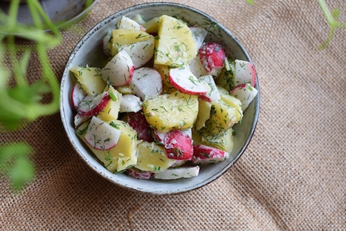 Sałatka z ziemniakami, rzodkiewką i koperkiem