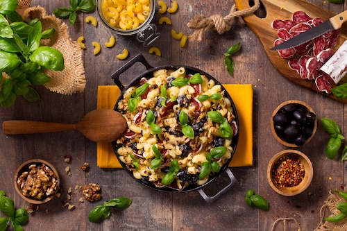 Mac’n Cheese z kiełbasą fuet i orzechami