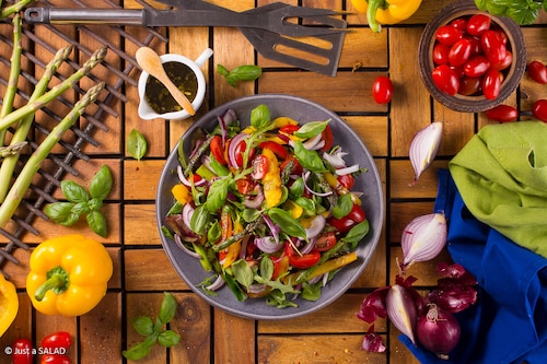 Przepis na Kolorowa sałatka z grillowanymi szparagami oraz papryką Kolorowa sałatka z grillowanymi szparagami oraz papryką