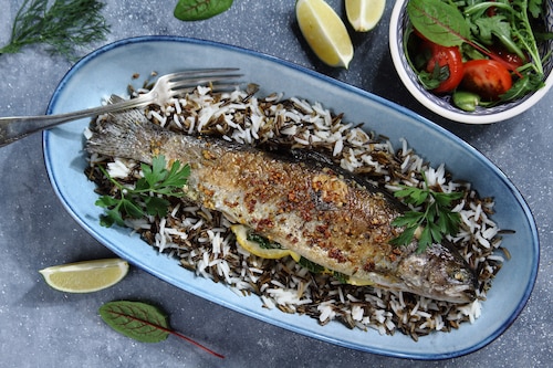 Pstrąg w marynacie czosnkowej z dzikim ryżem