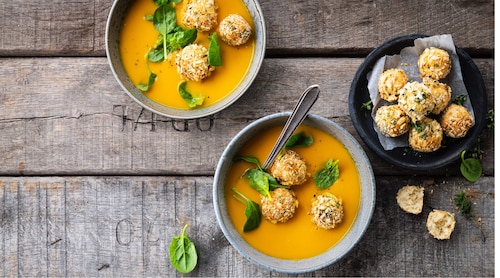 Przepis na Pulpeciki chlebowe z sezamem, curry i szpinakiem Pulpeciki chlebowe z sezamem, curry i szpinakiem