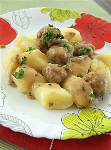 Pulpeciki w sosie borowikowym z kopytkami