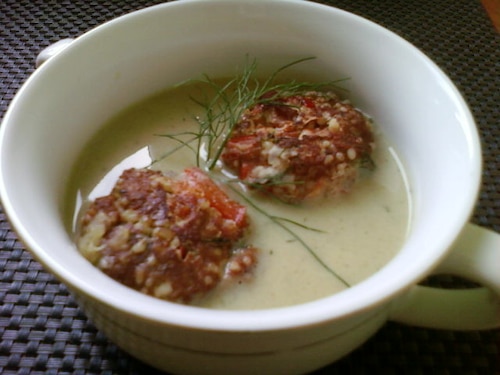 Pulpety mięsne z kaszą jaglaną podane w delikatnym kremie z kalarepy