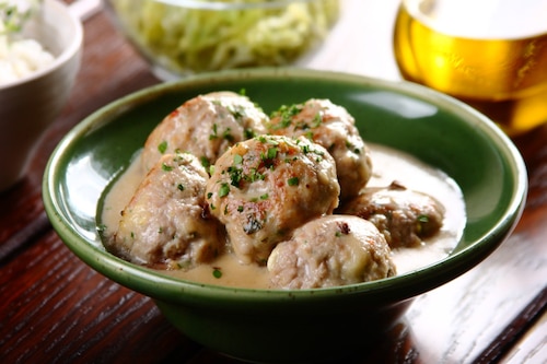 Pulpety w sosie borowikowym z topionym serkiem