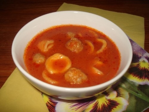 Pulpety z makaronem w sosie pomidorowym