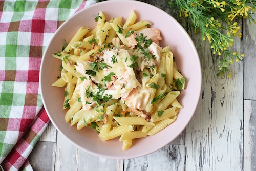 Makaron z łososiem i kurkami w kremowym sosie