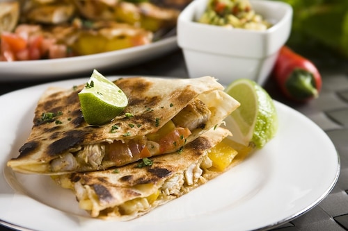 Przepis na Quesadilla z grillowanym kurczakiem - VIDEO Quesadilla z grillowanym kurczakiem - VIDEO