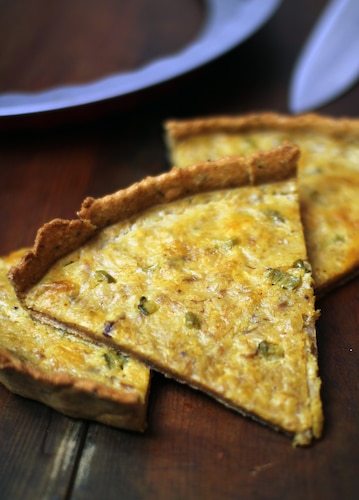 Quiche z rybą wędzoną i korniszonami