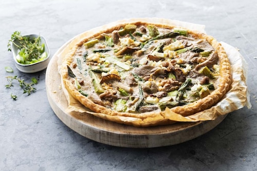 Quiche z szparagami, grzybami i serem kozim