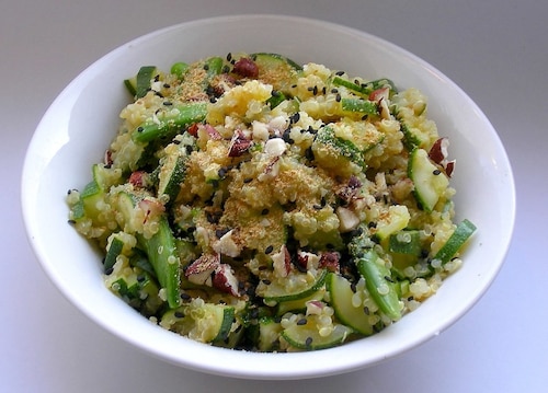 Quinoa sezamowo-orzechowa z cukinią