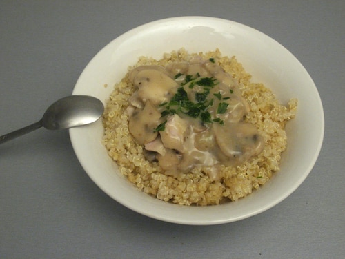 Quinoa z sosem pieczarkowo-czosnkowym