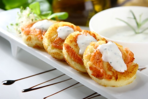 Przepis na Racuszki ziemniaczane z łososiem wędzonym Racuszki ziemniaczane z łososiem wędzonym