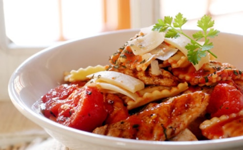 Ravioli w sosie pomidorowym