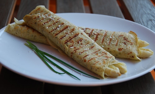 Razowe naleśniki z grilla ze szparagami