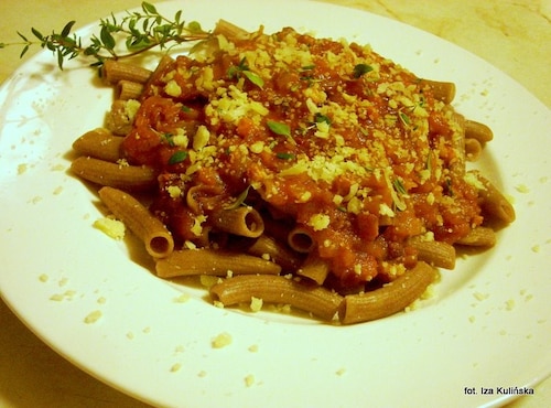 Przepis na Razowe penne z sosem dyniowo-pomidorowym i oscypkiem Razowe penne z sosem dyniowo-pomidorowym i oscypkiem