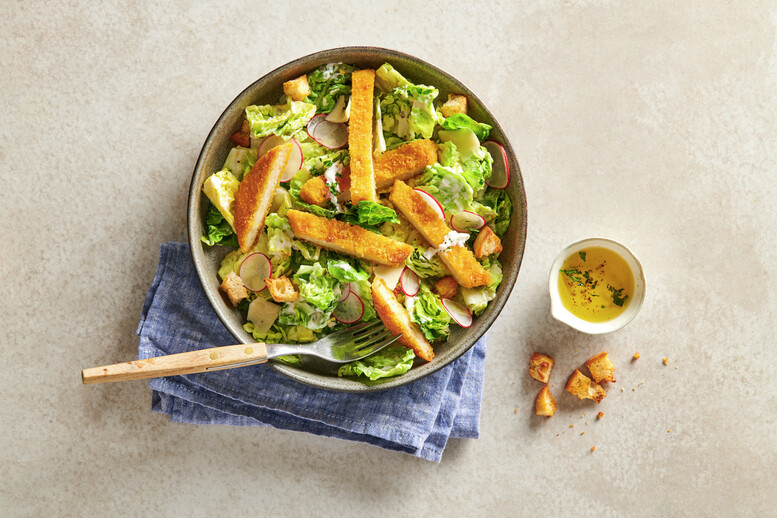 Wegańska sałatka Cezar z chrupiącym roślinnym a'la kurczakiem 