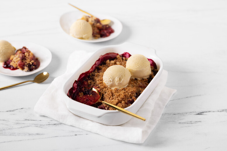 Przepis na Crumble z czerwonych owoców z lodami waniliowymi Crumble z czerwonych owoców z lodami waniliowymi