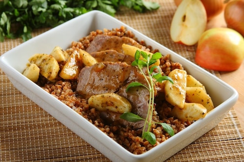 Rolada z boczku z sosem cebulowym