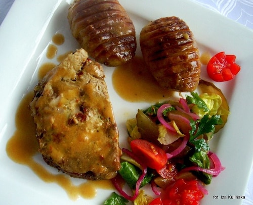 Rolada z karkówki z suszonymi wiśniami 