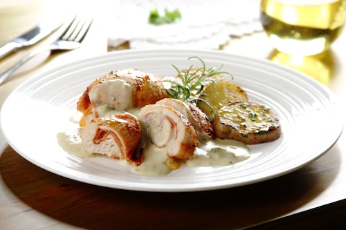 Przepis na Roladki drobiowe w sosie brokułowo-serowym Roladki drobiowe w sosie brokułowo-serowym