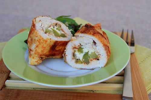 Przepis na Roladki drobiowe z fetą i papryką Roladki drobiowe z fetą i papryką