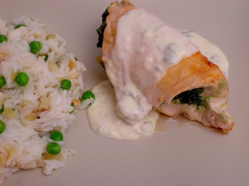 Roladki drobiowe ze szpinakiem w sosie serowym