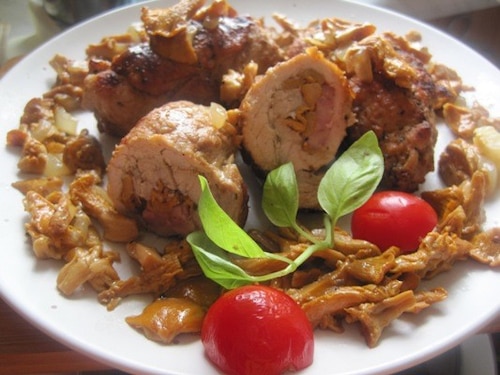 Roladki schabowe z szynką i kurkami 