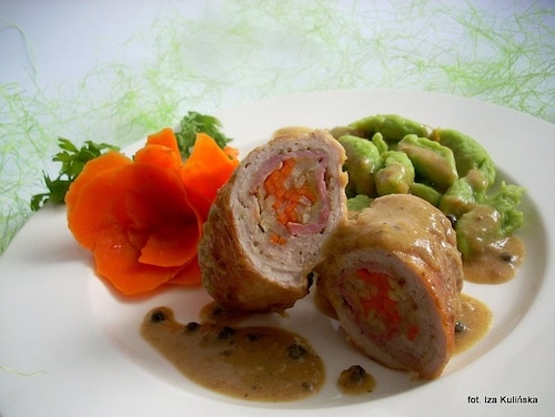 Przepis na Roladki schabowe z szynką i warzywami Roladki schabowe z szynką i warzywami