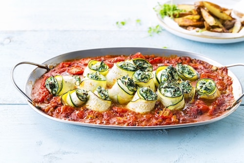 Roladki z cukinii z serem ricotta i sosem pomidorowym