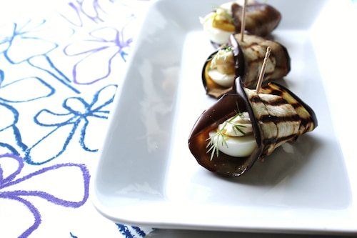 Przepis na Roladki z grillowanego bakłażana z jajkiem, koprem i nutą czosnku Roladki z grillowanego bakłażana z jajkiem, koprem i nutą czosnku