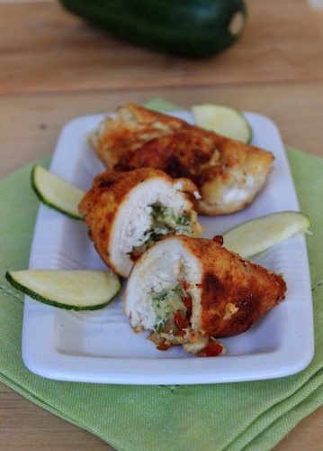 Roladki z kurczaka z cukinią, suszonymi pomidorami i żółtym serem