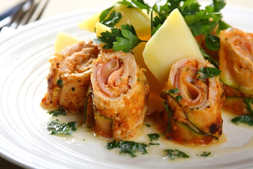 Przepis na Roladki z kurczaka z szynką i serem - VIDEO Roladki z kurczaka z szynką i serem - VIDEO