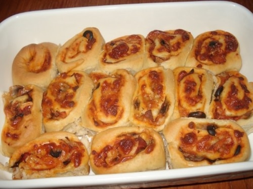 Roladki z pizzy z szynką, pieczarkami i oliwkami