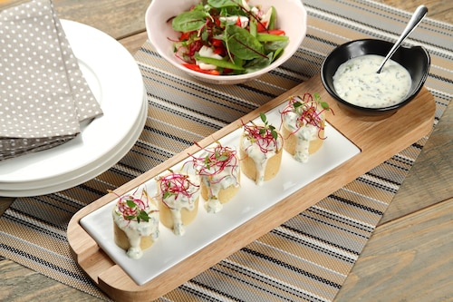 Roladki z naleśników jaglanych z musem z łososia wędzonego i musztardowym sosem