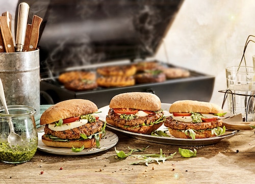 Roślinny burger z rukolą i pesto w chrupiącej ciabacie 