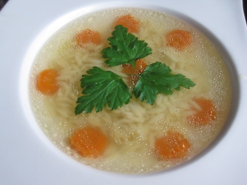 Rosół z kury gotowany babci sposobem z łyżeczką cukru