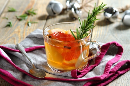 Przepis na Rozgrzewająca herbata z grejpfrutem i rozmarynem Rozgrzewająca herbata z grejpfrutem i rozmarynem