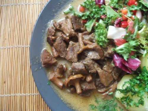 Rozmarynowy gulasz z kurkami