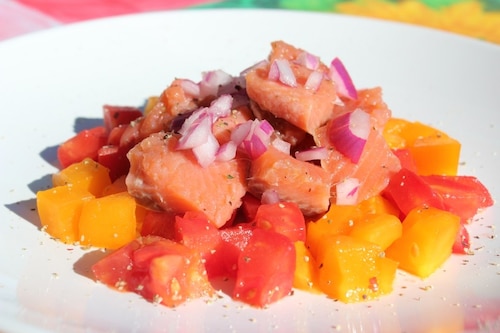 Przepis na Różowe śledzie z cebulą i pomidorami Różowe śledzie z cebulą i pomidorami